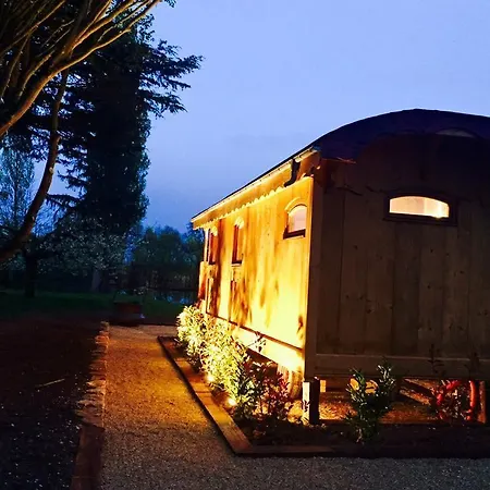 Le Domaine De Charlyne Oda ve Kahvaltı 3*