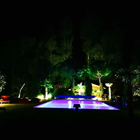Le Domaine De Charlyne Oda ve Kahvaltı